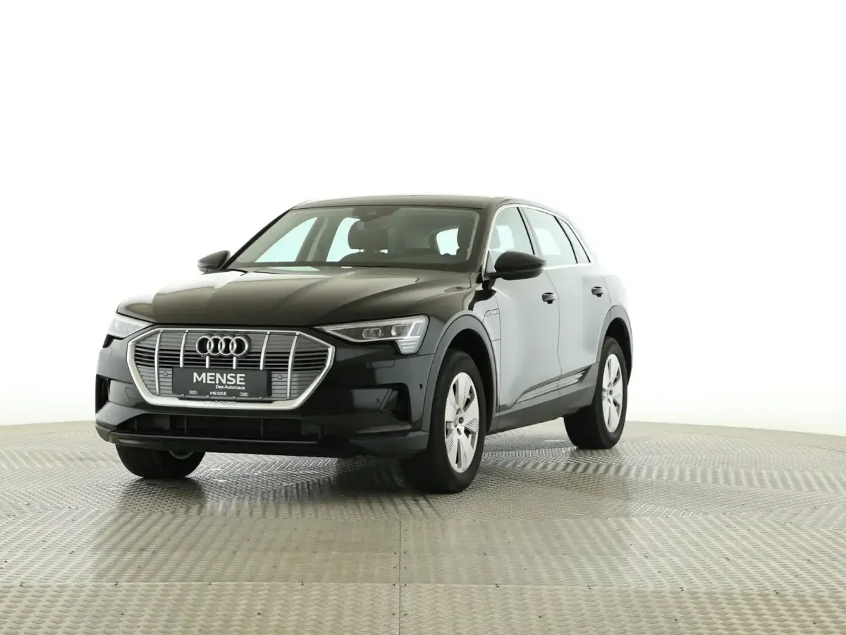 Używany Audi e-tron Comfort 230 kW (313 KM) 2022 Czarny SUV