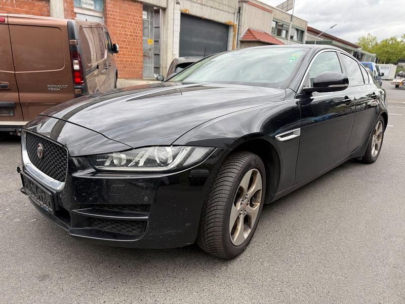 Gebraucht 2016 Jaguar XE Pure Limousine | 1.990 € - Bild 1/4