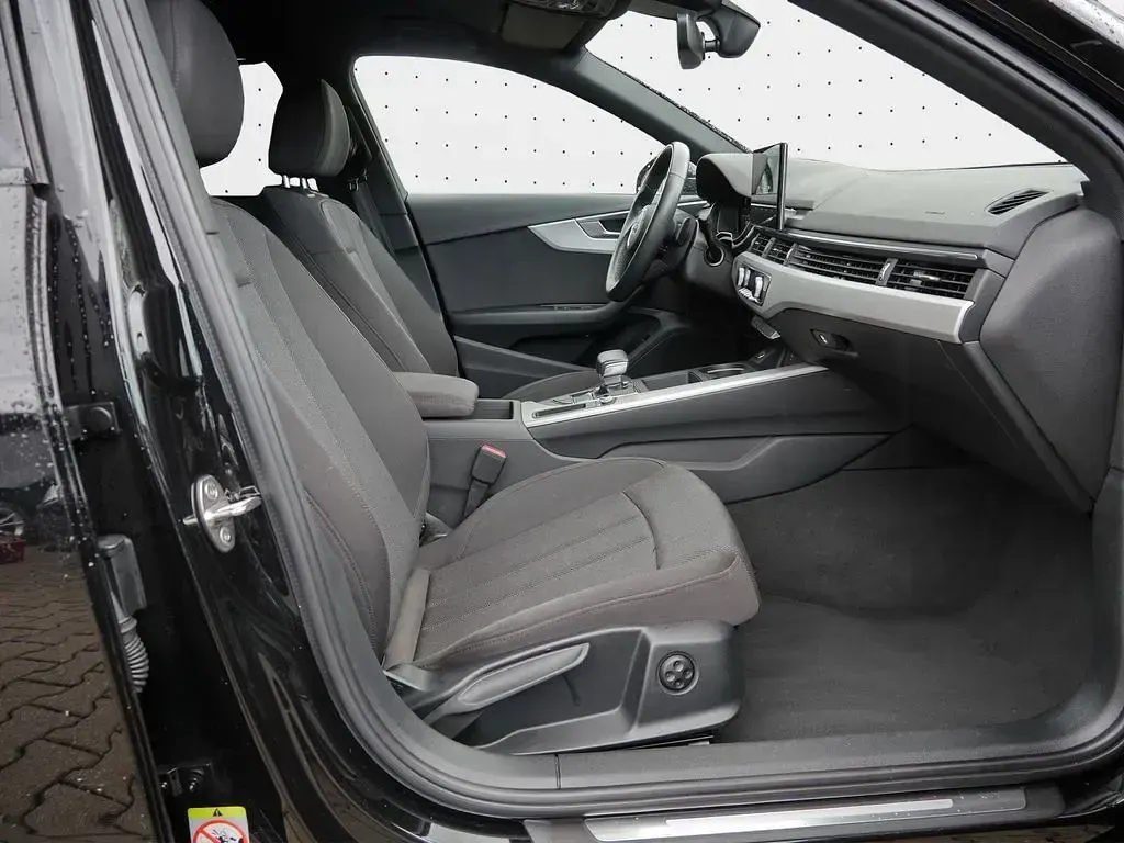 Używany Audi A4 Advanced 204 KM (150 kW) 2021 Czarny Sedan/Limuzyna
