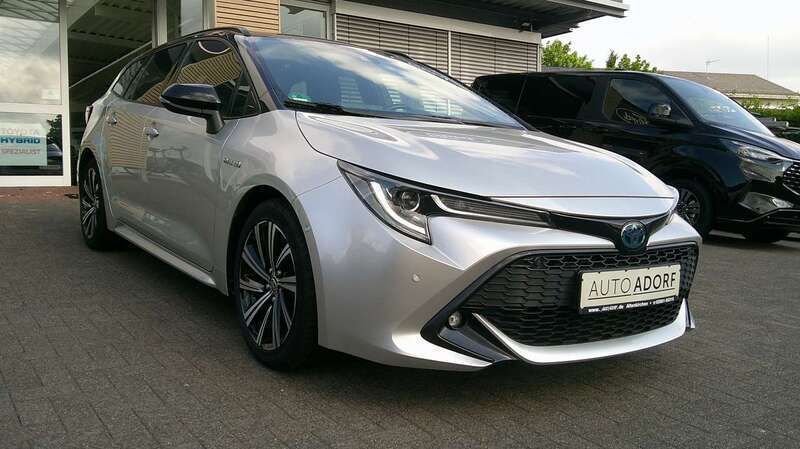 Zweifarbenlackierung silber/sc Gebraucht 2021 Toyota Corolla Team Kombi | 22.490 € (Guter Preis) - Bild 1/4