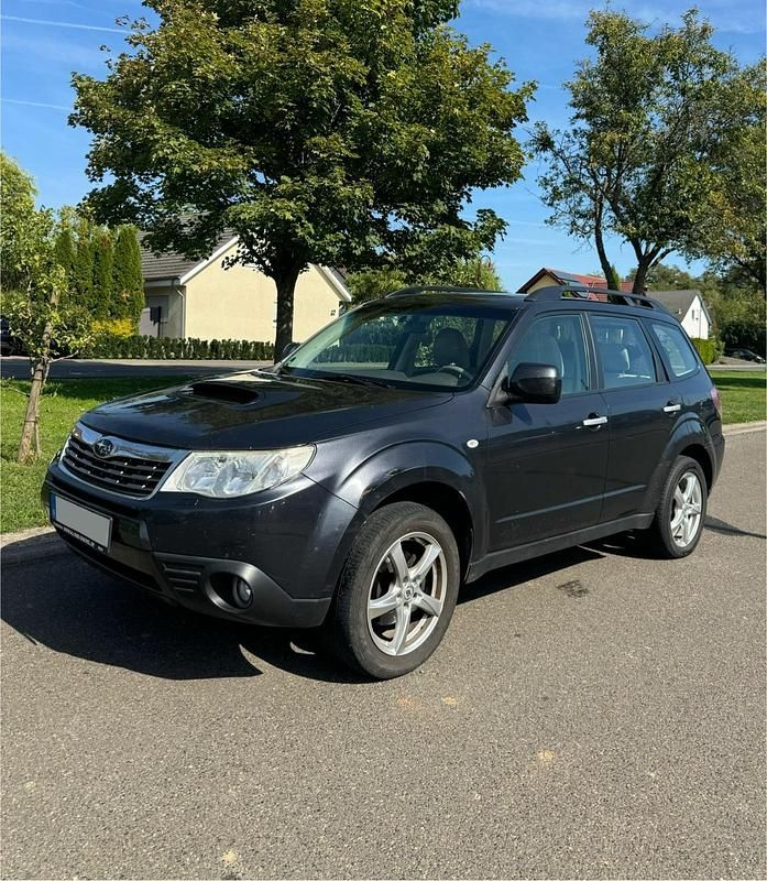 Grau Gebraucht 2011 Subaru Forester SUV | 5.650 € (Etwas zu teuer) - Bild 1/4