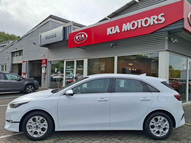 Neu Kia Ceed 101 PS (74 kW) 2025 Weiß Kleinwagen