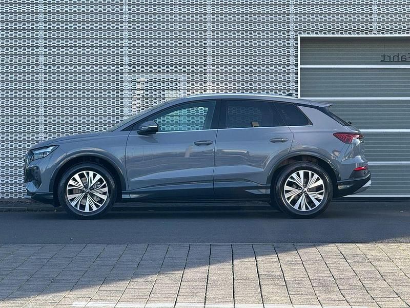 Grau Neu 2025 Audi Q4 e-tron SUV | 53.765 € (Fairer Preis) - Bild 1/4