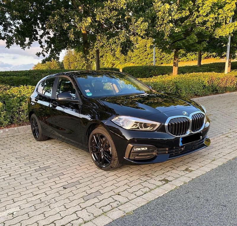 Schwarz Gebraucht 2019 BMW 118 Kleinwagen | 21.100 € (Etwas zu teuer) - Bild 1/4