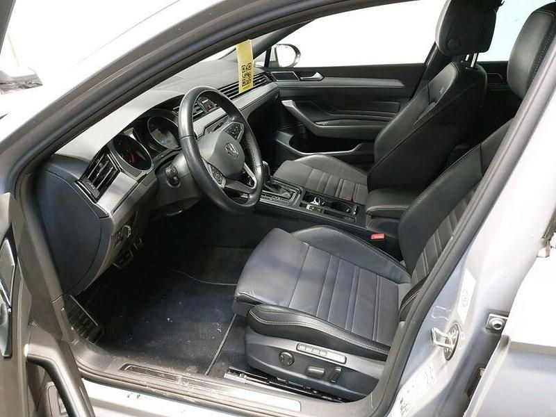 Gebraucht VW Passat R-line 150 PS (110 kW) 2023 Mondsteingrau Kombi