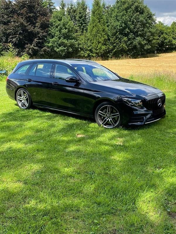 Schwarz Gebraucht 2018 Mercedes E400 AMG Kombi | 31.500 € (Guter Preis) - Bild 1/4