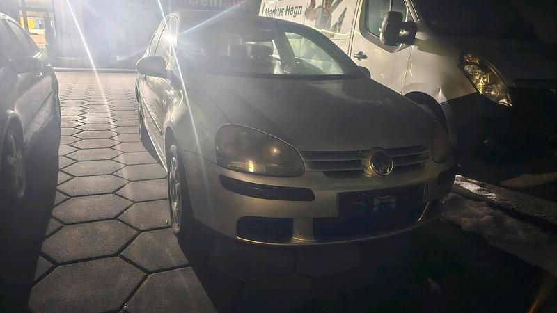 Silber Gebraucht 2004 VW Golf V Kleinwagen | 599 € (Superpreis) - Bild 1/3