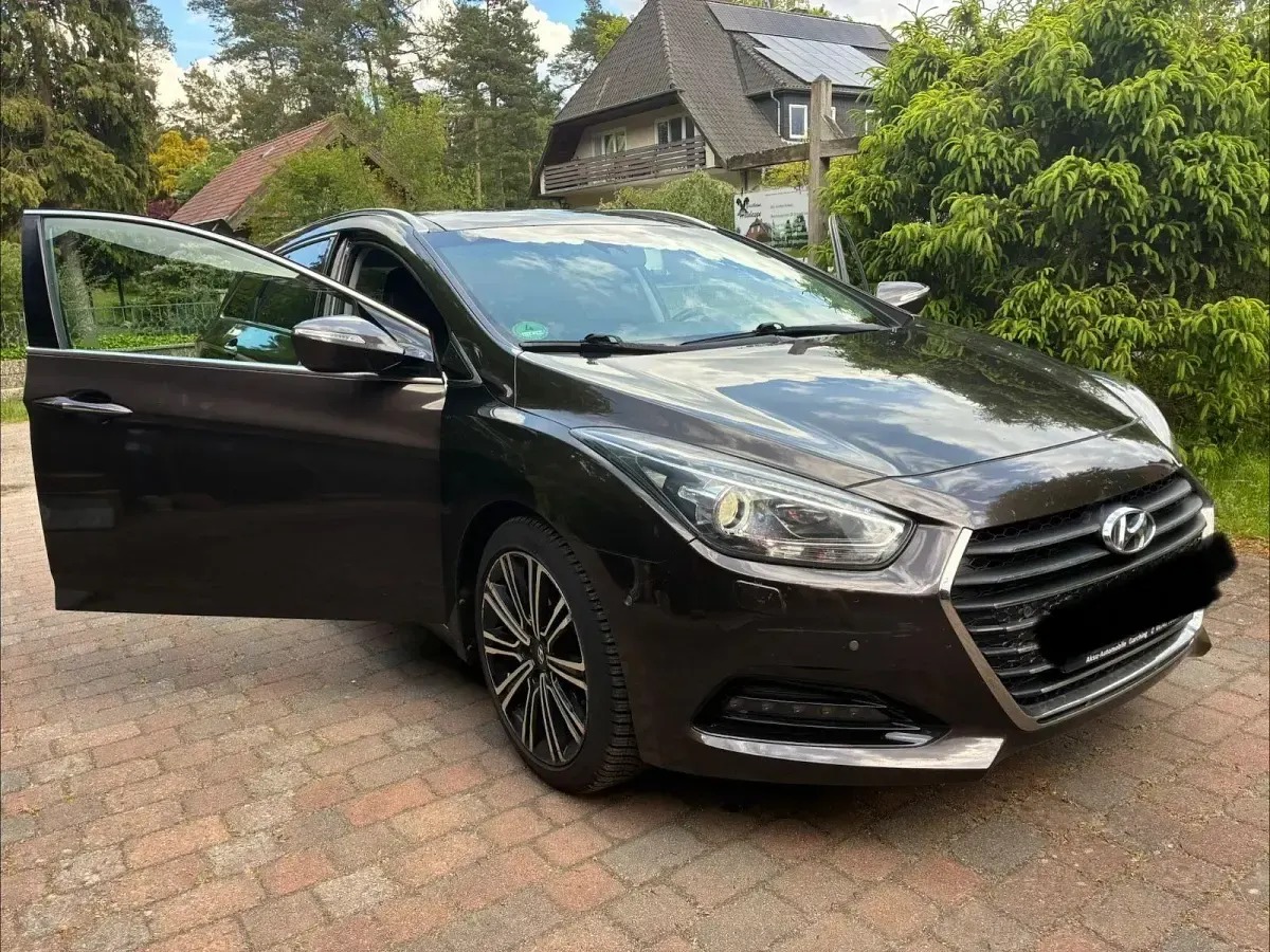 Gebraucht Hyundai i40 Premium 141 PS (103 kW) 2015 Braun Kombi