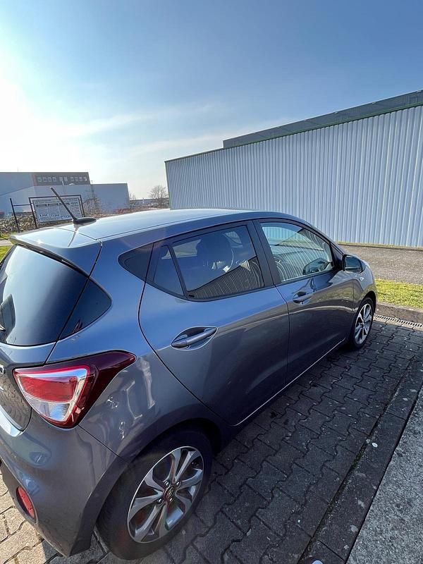 Gebraucht Hyundai i10 67 PS (49 kW) 2018 Grau Kleinwagen