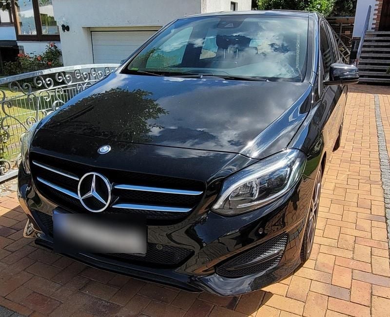 Schwarz Gebraucht 2015 Mercedes B180 Van / Kleinbus | 8.200 € (Guter Preis) - Bild 1/4