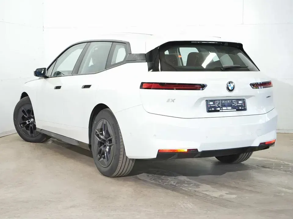 Gebraucht BMW iX 300 kW (408 PS) 2025 Alpinweiß SUV