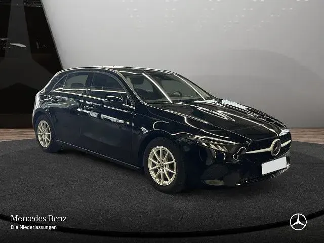 Gebraucht Mercedes A180 Advanced 116 PS (85 kW) 2023 Schwarz Limousine