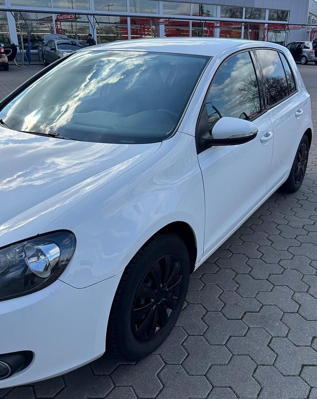 Gebraucht VW Golf VI 105 PS (77 kW) 2010 Weiß Kleinwagen