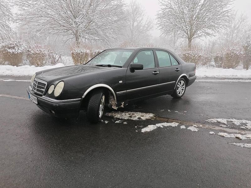Schwarz Gebraucht 1997 Mercedes E200 Limousine | 2.500 € (Fairer Preis) - Bild 1/4