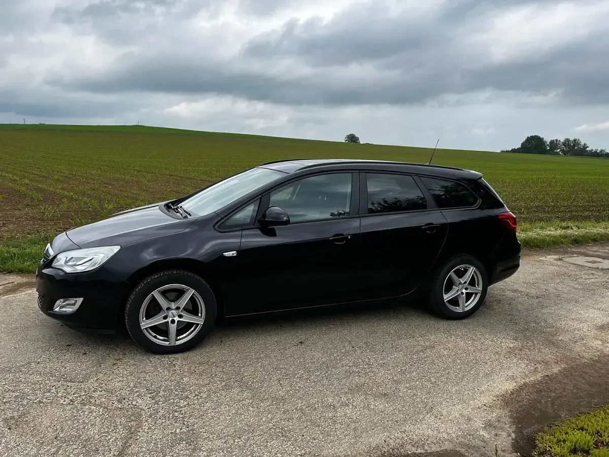 Gebraucht Opel Astra 125 PS (91 kW) 2011 Schwarz Kombi
