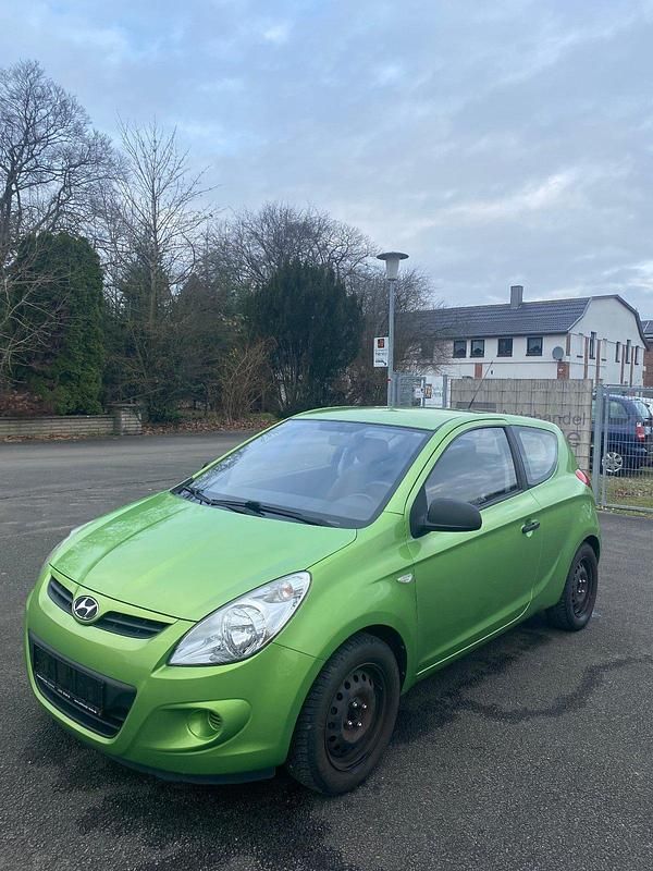 Grün Gebraucht 2010 Hyundai i20 Classic Limousine | 3.950 € (Fairer Preis) - Bild 1/4
