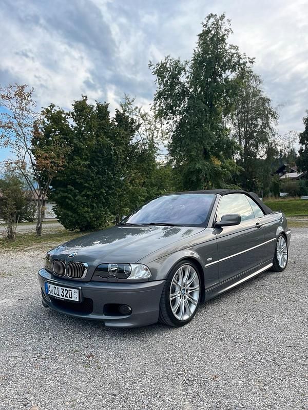 Grau Gebraucht 2002 BMW 320 Cabriolet M Sport Cabrio | 12.900 € - Bild 1/4