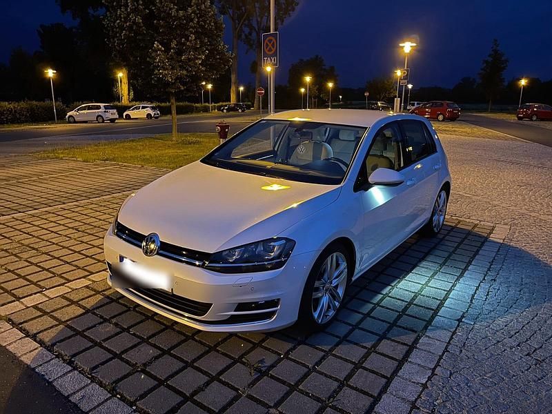 Weiß Gebraucht 2013 VW Golf VII Highline Limousine | 13.000 € - Bild 1/4
