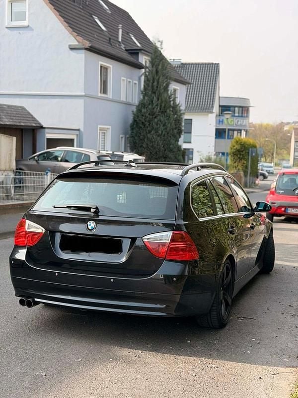 Gebraucht BMW 330 197 PS (144 kW) 2007 Schwarz Kombi