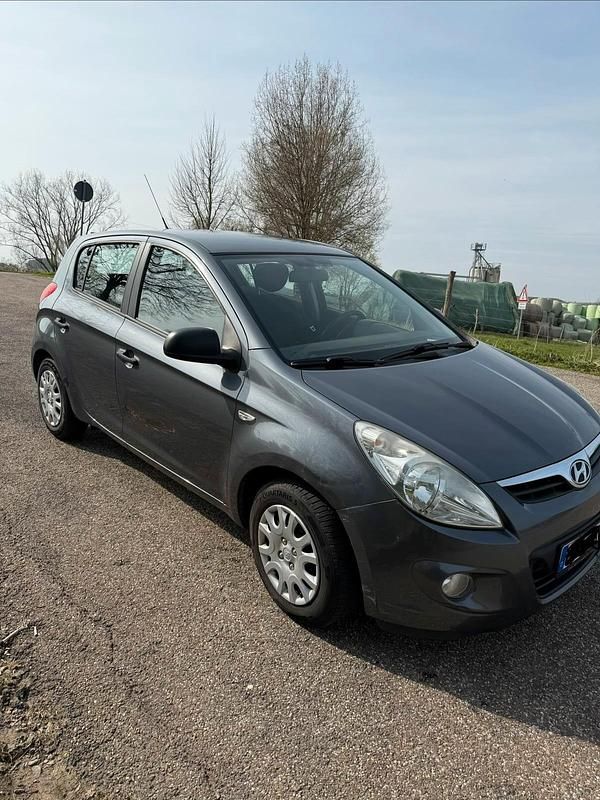 Gebraucht Hyundai i20 77 PS (56 kW) 2011 Grau Kleinwagen