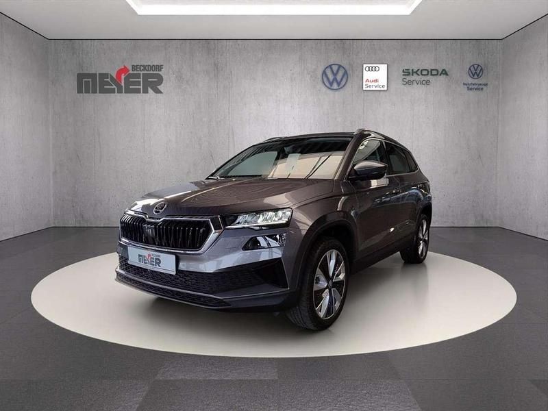 Graphitegrau Neu 2025 Skoda Karoq Selection SUV | 32.990 € (Fairer Preis) - Bild 1/4