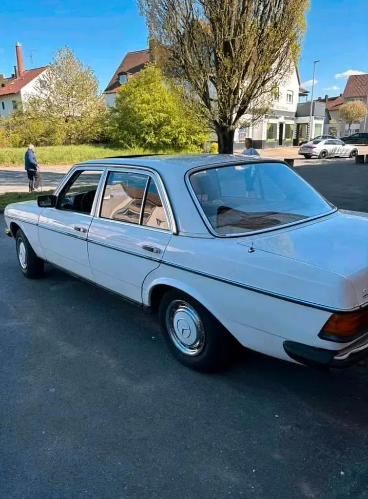 Gebraucht Mercedes 200 109 PS (80 kW) 1982 Weiß Limousine