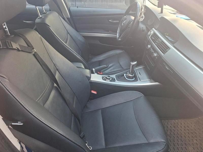 Gebraucht BMW 320 177 PS (130 kW) 2010 Grau Limousine