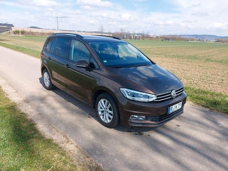Braun Gebraucht 2017 VW Touran Comfortline Van / Kleinbus | 12.500 € (Fairer Preis) - Bild 1/4