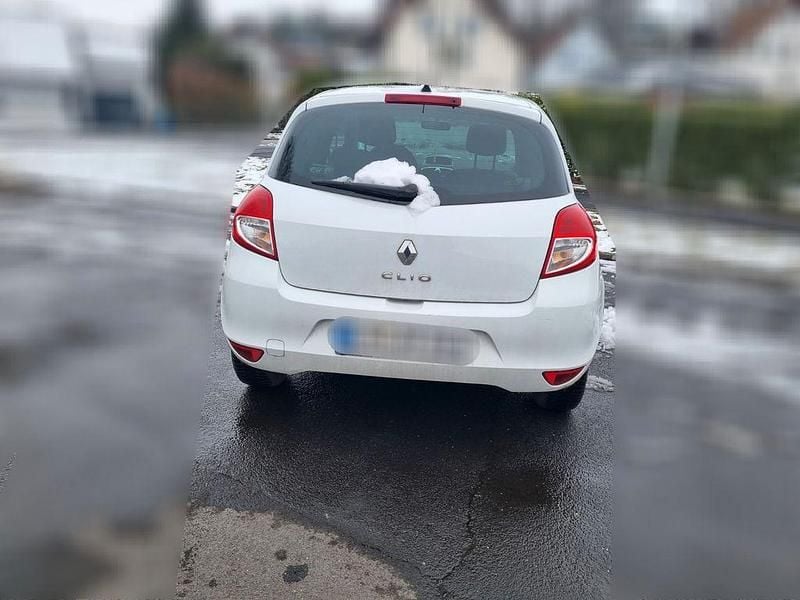 Używany Renault Clio II Dynamique 101 KM (74 kW) 2009 Biały Sedan/Limuzyna