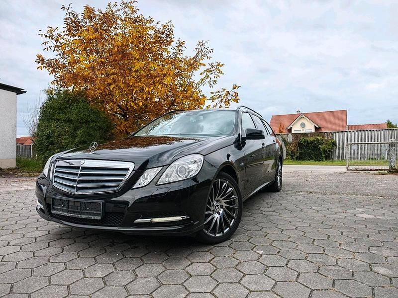 Schwarz Gebraucht 2011 Mercedes 220 Kombi | 8.990 € - Bild 1/4