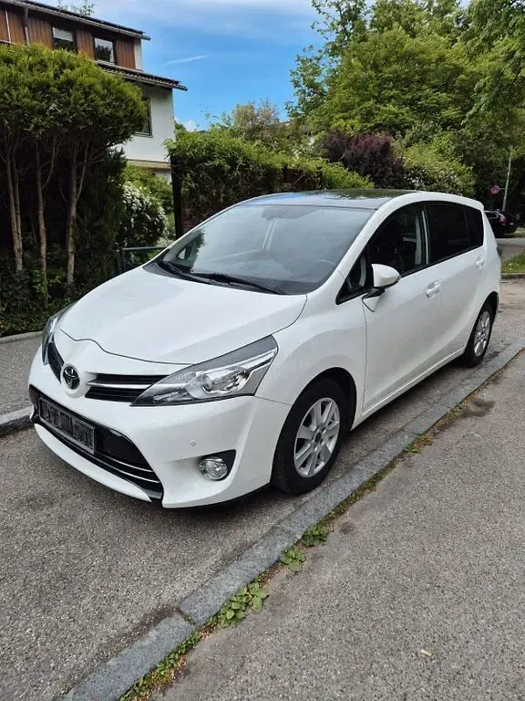 Gebraucht Toyota Verso Skyview Edition 112 PS (82 kW) 2015 Weiß Van / Kleinbus