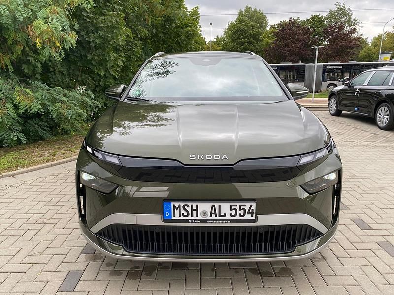Olibogrün metallic Gebraucht 2025 Skoda Enyaq iV Loft SUV | 40.490 € (Guter Preis) - Bild 1/4