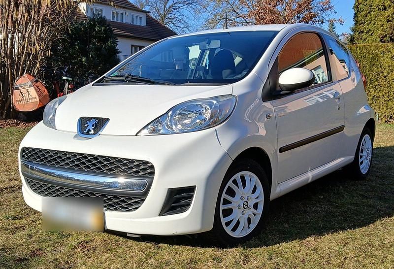 Gebraucht Peugeot 107 68 PS (50 kW) 2011 Weiß Kleinwagen