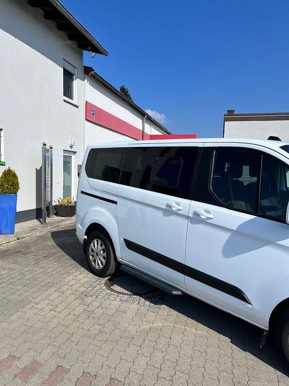 Gebraucht Ford Tourneo 131 PS (96 kW) 2020 Weiß Van / Kleinbus