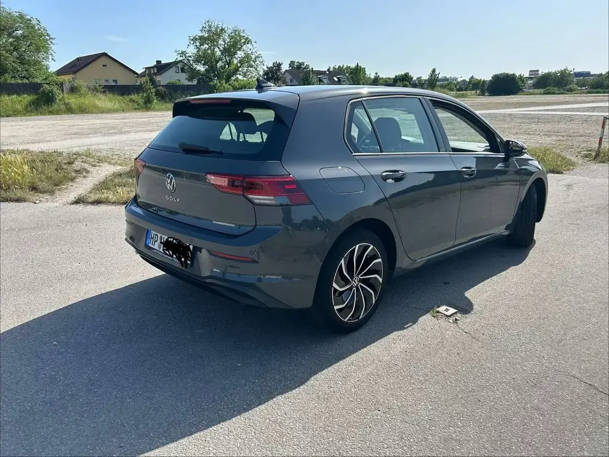 Używany VW Golf VIII Active 110 KM (80 kW) 2021 Szary Sedan/Limuzyna