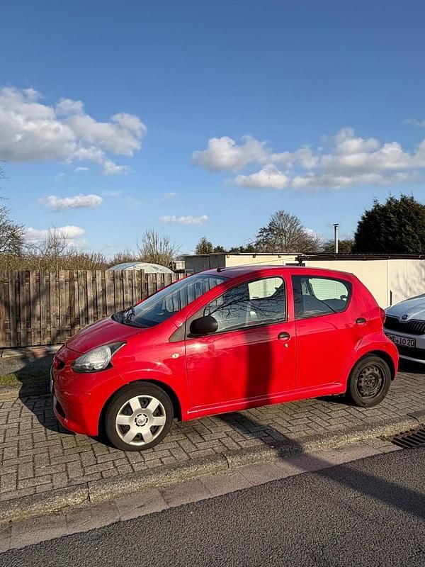 Gebraucht Toyota Aygo 68 PS (50 kW) 2009 Rot Kleinwagen