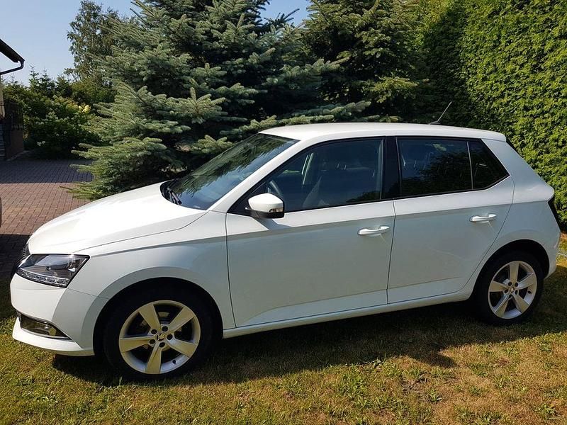 Weiß Gebraucht 2019 Skoda Fabia Cool Plus Kleinwagen | 8.400 € (Guter Preis) - Bild 1/4