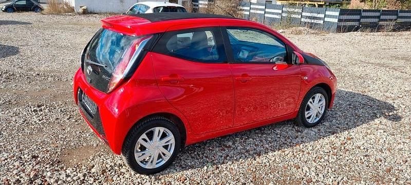 Gebraucht Toyota Aygo 69 PS (50 kW) 2015 Rot Kleinwagen