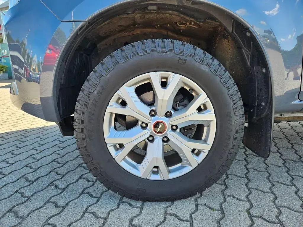 Gebraucht Isuzu D-Max 163 PS (119 kW) 2024 Grau SUV