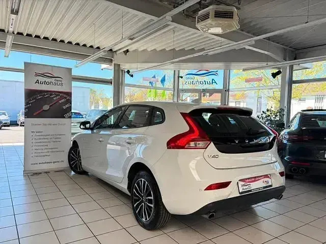 Gebraucht Volvo V40 Momentum 190 PS (139 kW) 2017 Weiß Limousine