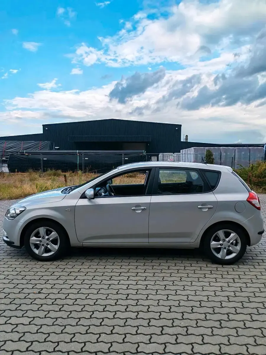 Gebraucht Kia Ceed Edition 7 125 PS (91 kW) 2012 Silber Kleinwagen