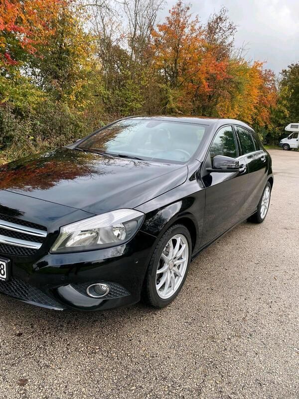 Schwarz Gebraucht 2012 Mercedes A180 Style Limousine | 10.100 € (Guter Preis) - Bild 1/4