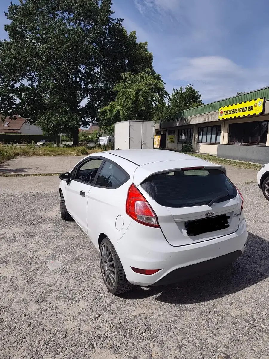 Gebraucht Ford Fiesta 60 PS (44 kW) 2013 Weiß Kleinwagen