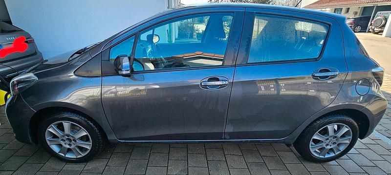 Gebraucht Toyota Yaris 69 PS (50 kW) 2014 Grau Kleinwagen