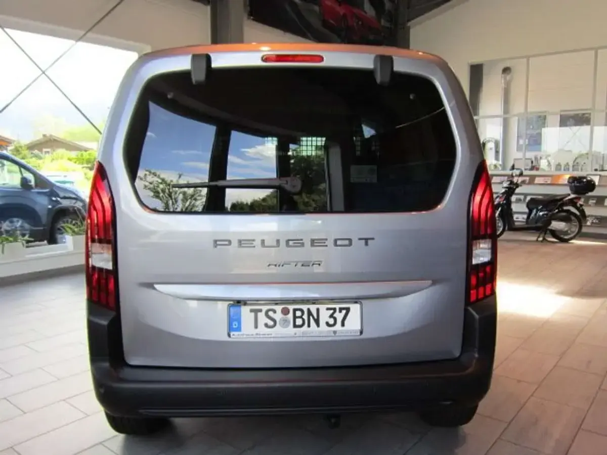 Neu Peugeot Rifter Allure 131 PS (96 kW) 2026 Silber Van / Kleinbus
