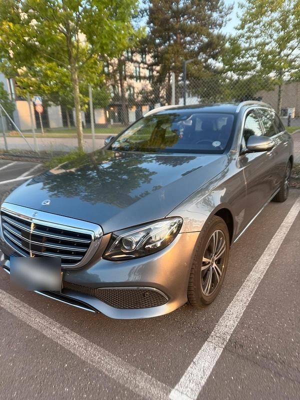 Grau Gebraucht 2019 Mercedes E220 Exclusive Kombi | 26.650 € (Guter Preis) - Bild 1/4