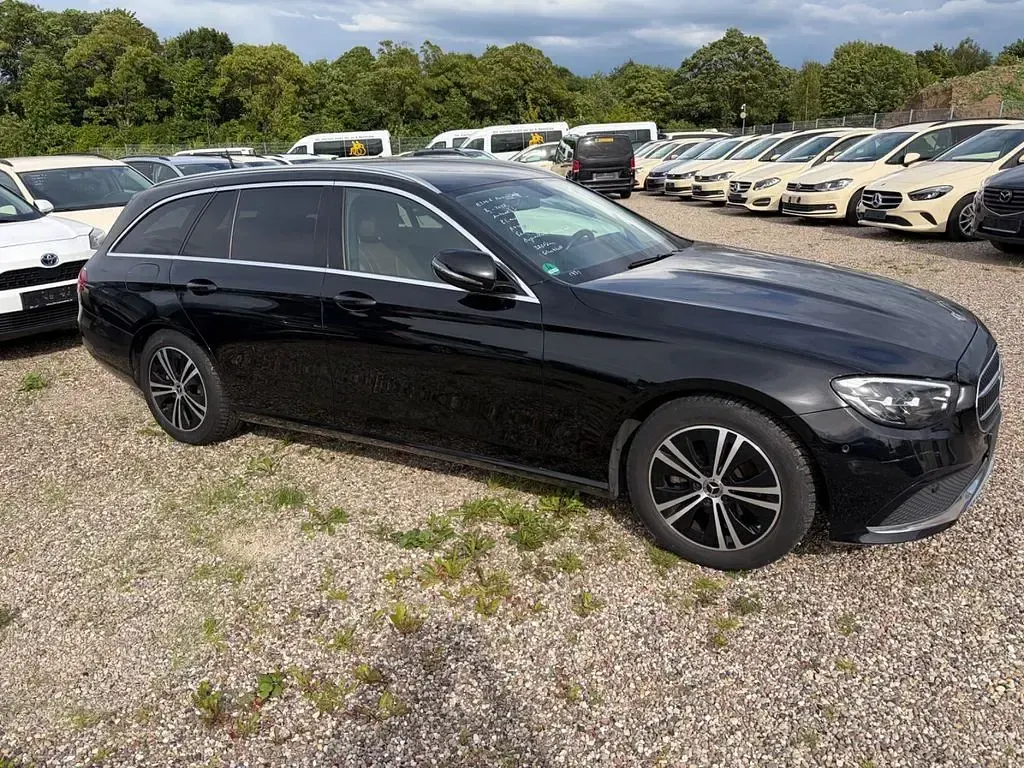 Gebraucht Mercedes E220 Avantgarde 200 PS (147 kW) 2022 Schwarz Limousine