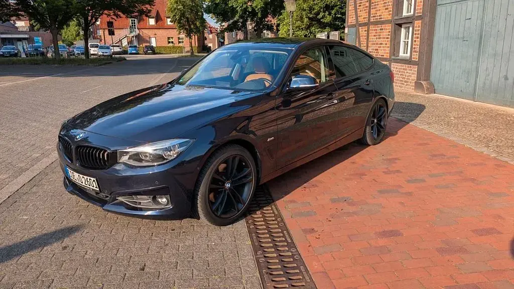 Gebraucht BMW 330 Sport Line 252 PS (185 kW) 2017 Blau Limousine