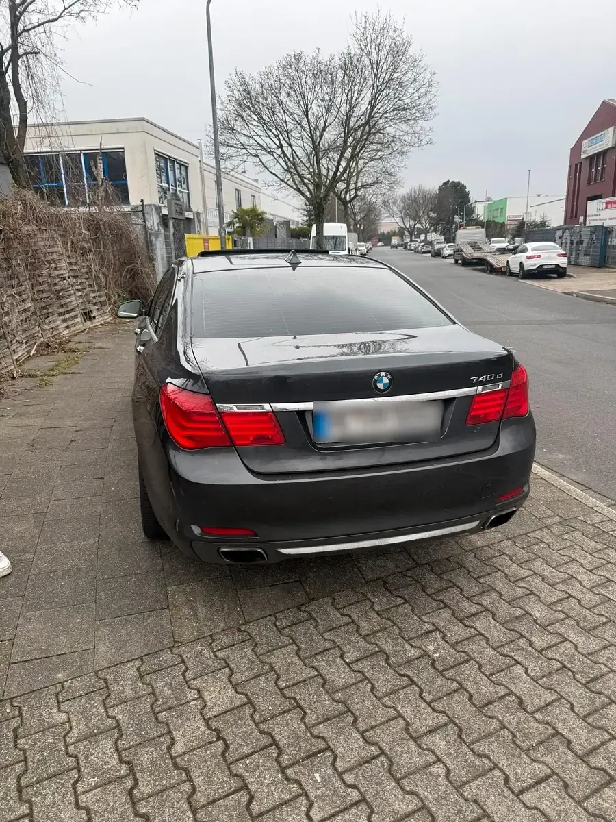 Gebraucht BMW 740 306 PS (225 kW) 2010 Schwarz Limousine