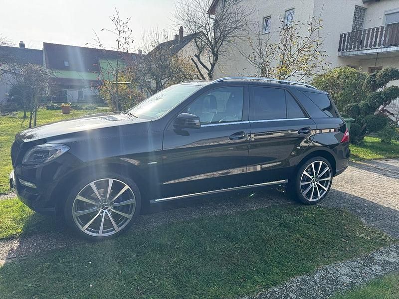 Schwarz Gebraucht 2012 Mercedes ML250 SUV | 20.750 € (Fairer Preis) - Bild 1/4